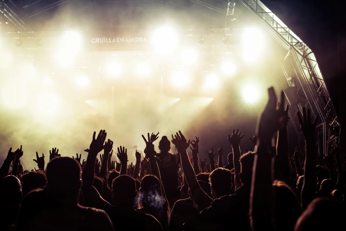 "Wielkie koncerty we Włoszech nie zostaną odwołane z powodu obecnego wzrostu zakażeń koronawirusem" - oświadczył wiceminister zdrowia Pierpaolo Sileri. Dyskusję na ten temat wywołała grupa lekarzy, którzy zaapelowali o przełożenie sobotniego koncertu grupy rockowej Maneskin w Rzymie, na którym ma być 70 tysięcy osób.