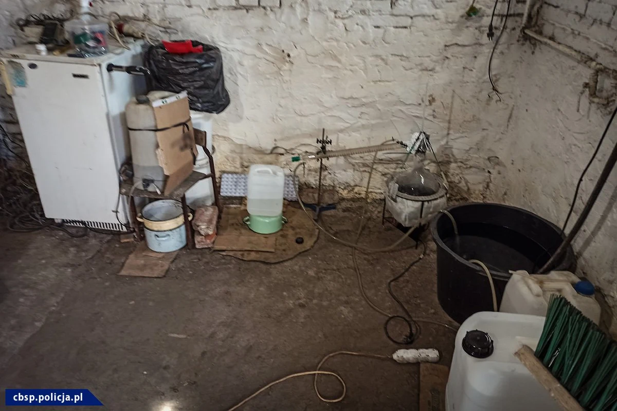 Policjanci z Centralnego Biura Śledczego zlikwidowali laboratorium BMK. Podczas akcji zatrzymali trzy osoby oraz przejęli 13,5 litra substancji, z której można wyprodukować około 10 kg amfetaminy.
