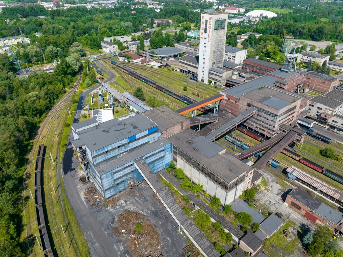 Do pięciu wzrosła liczba górników poszkodowanych w wyniku nocnego pożaru w kopalni Sośnica w Gliwicach (woj. śląskie). Ponad 900 metrów pod ziemią zapalił się metan. Z zagrożonego rejonu wyjechało 47 górników.