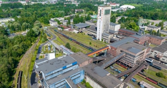 Do pięciu wzrosła liczba górników poszkodowanych w wyniku nocnego pożaru w kopalni Sośnica w Gliwicach (woj. śląskie). Ponad 900 metrów pod ziemią zapalił się metan. Z zagrożonego rejonu wyjechało 47 górników.