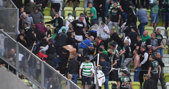 Cztery osoby w rękach policji po wczorajszej burdzie na stadionie w Gdańsku. Podczas meczu Lechii Gdańsk z macedońską Akademiją Pandev - w ramach eliminacji Ligi Konferencji Europy - na trybuny wdarli się chuligani. Doszło do bójki. Mecz Lechii Gdańsk został przerwany w 6. minucie. Grę wznowiono dopiero po około 40 minutach.