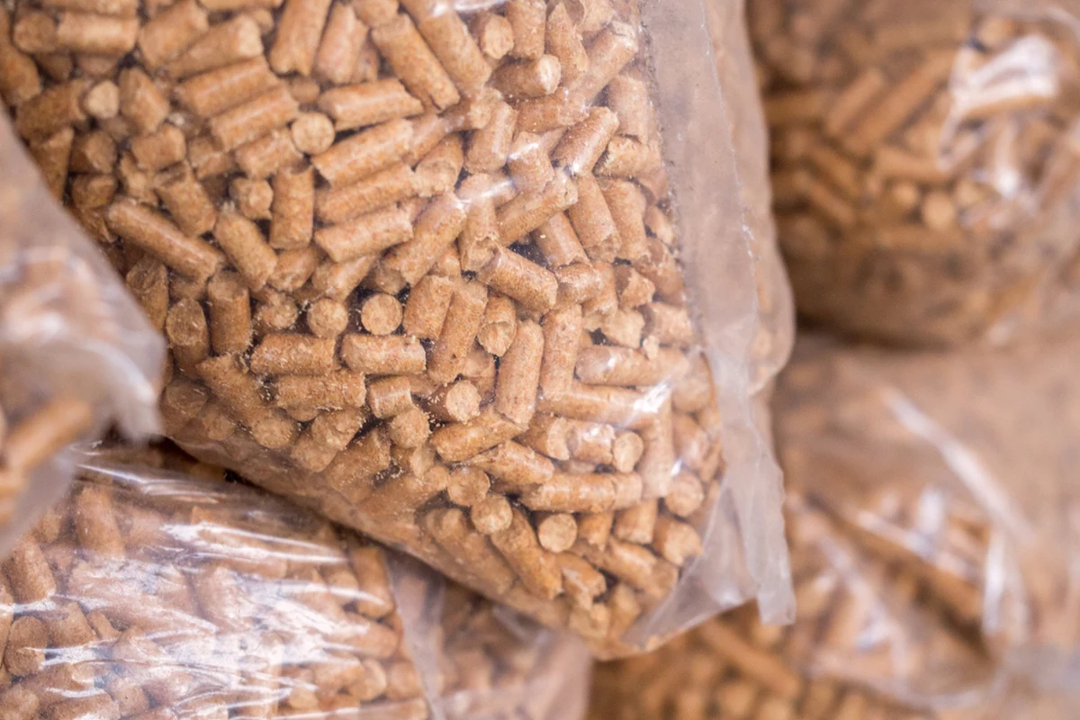 ​Prawie 30 tysięcy złotych stracił 41-latek z powiatu ryckiego (woj. lubelskie). Mężczyzna znalazł na jednym z portali ogłoszeniowych opał w "okazyjnej" cenie. Nawiązał kontakt ze sprzedającym i przelał pieniądze na podane przez niego konto.