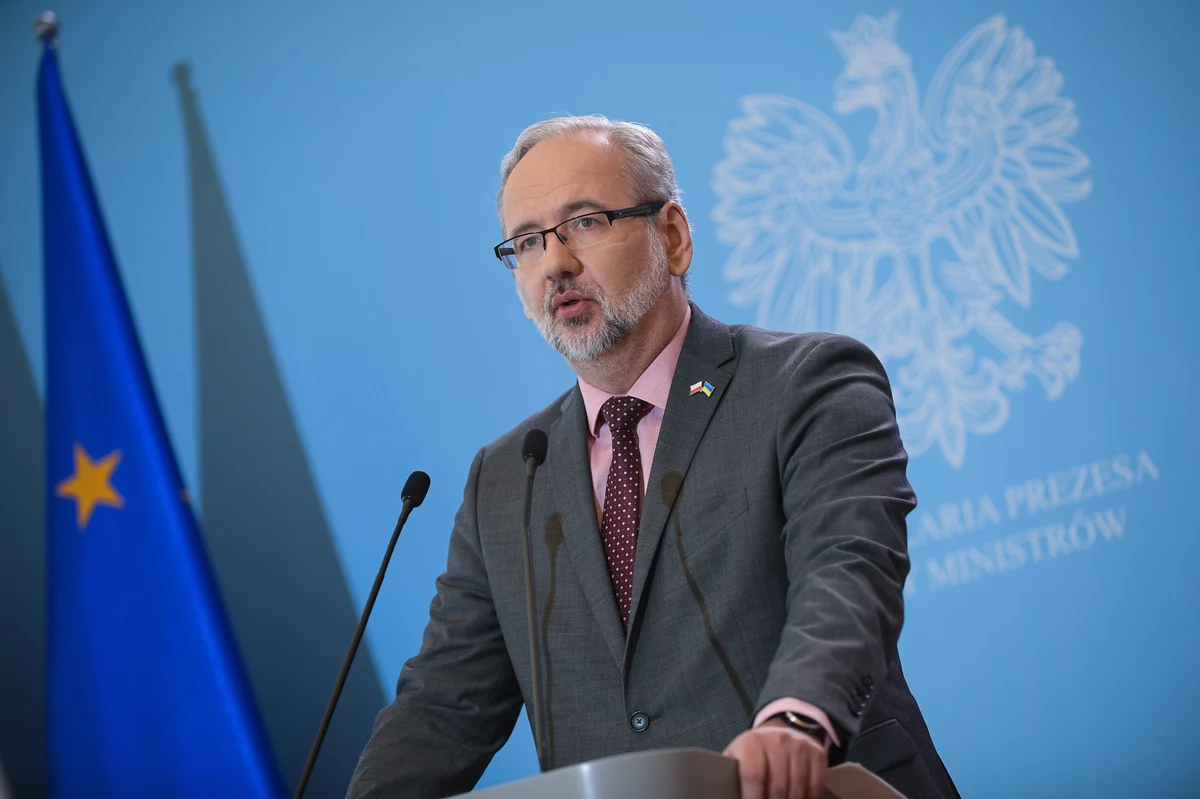 Przez ostatnie dwa tygodnie obserwujemy mniej więcej 60-procentowe wzrosty. W tej chwili przez większość dni liczba przypadków raportowanych codziennie przekracza tysiąc. Wskaźnik R zwiększył się do poziomu bliskiego 1,5 - powiedział w piątek minister zdrowia Adam Niedzielski pytany o sytuację związaną z koronawirusem. 
