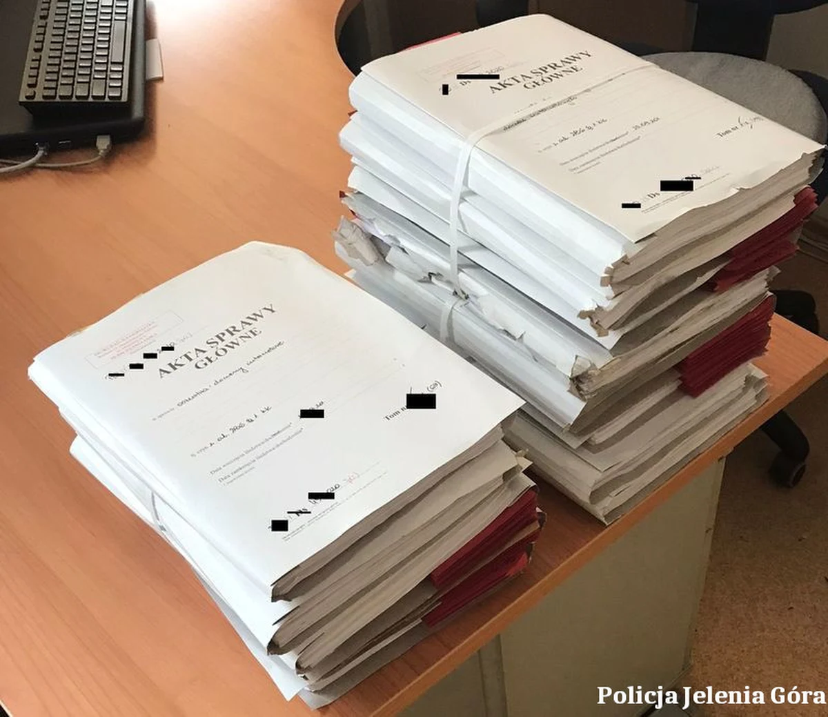 Sąd Rejonowy w Jeleniej Górze tymczasowo aresztował mężczyznę podejrzanego o oszustwa. Miał on wyłudzić ponad 460 tys. zł, posługując się danymi osobowymi innych osób. Śledczy postawili mu 58 zarzutów. Grozi mu do 8 lat więzienia.