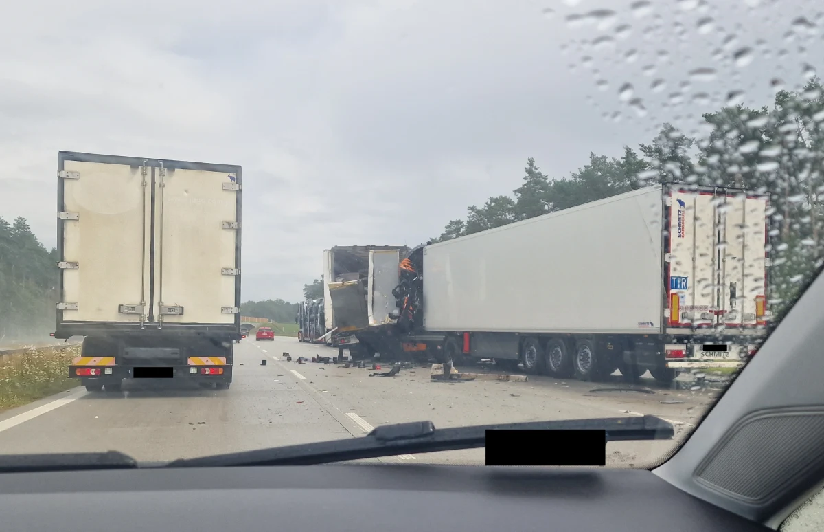 Nie ma już utrudnień na autostradzie A1 w kierunku Gdańska. Pomiędzy węzłami Radomsko i Kamieńsk zderzyły się cztery ciężarówki. Kierowca jednej z nich zginął, a jedna osoba została ranna. 