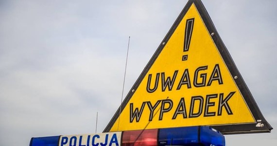 Trzy osoby zostały ranne w wypadku na autostradzie A4 pomiędzy Tarnowem a Brzeskiem w Małopolsce. Jezdnia w stronę Krakowa była zablokowana przez ponad 2 godziny.