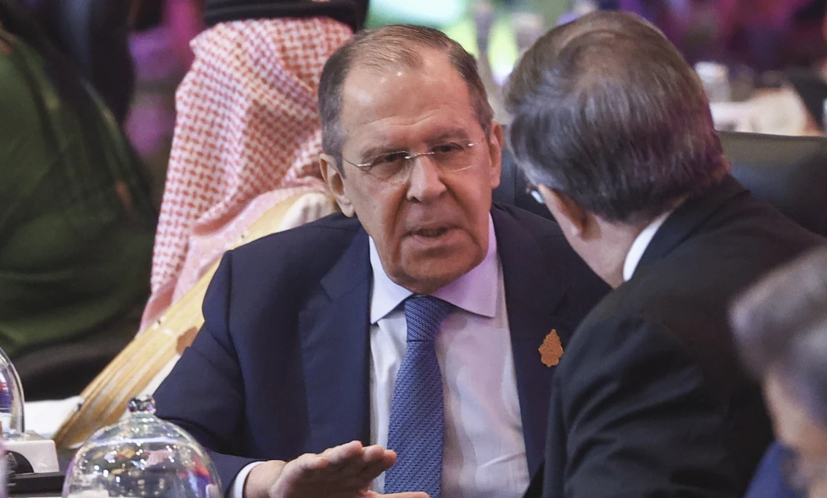 ​Dialog z krajami zachodnimi nie ma sensu, jeśli chcą zwycięstwa Ukrainy nad Rosją na polu bitwy - powiedział rosyjski minister spraw zagranicznych Siergiej Ławrow. Szef dyplomacji przedwcześnie opuścił spotkanie ministrów G20. 