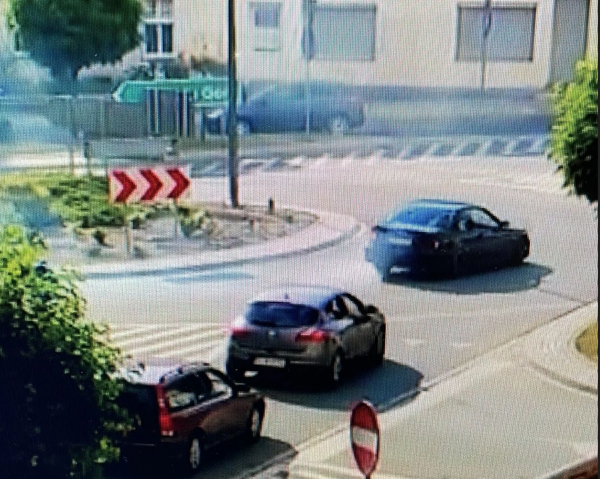 Za stworzenie zagrożenia w ruchu drogowym odpowie 27-latek, który przez kilka minut driftował bmw wokół ronda w Jaworze na Dolnym Śląsku. Nagranie trafiło do mediów społecznościowych, a policjanci po kilku godzinach ustalili sprawcę.


