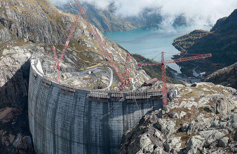 Po 14 latach budowy, wydrążeniu 17-kilometrowego tunelu w Alpach i pochłonięciu 2 mld euro podziemna elektrownia szczytowo-pompowa w szwajcarskim Wallis osiągnęła gotowość operacyjną. 