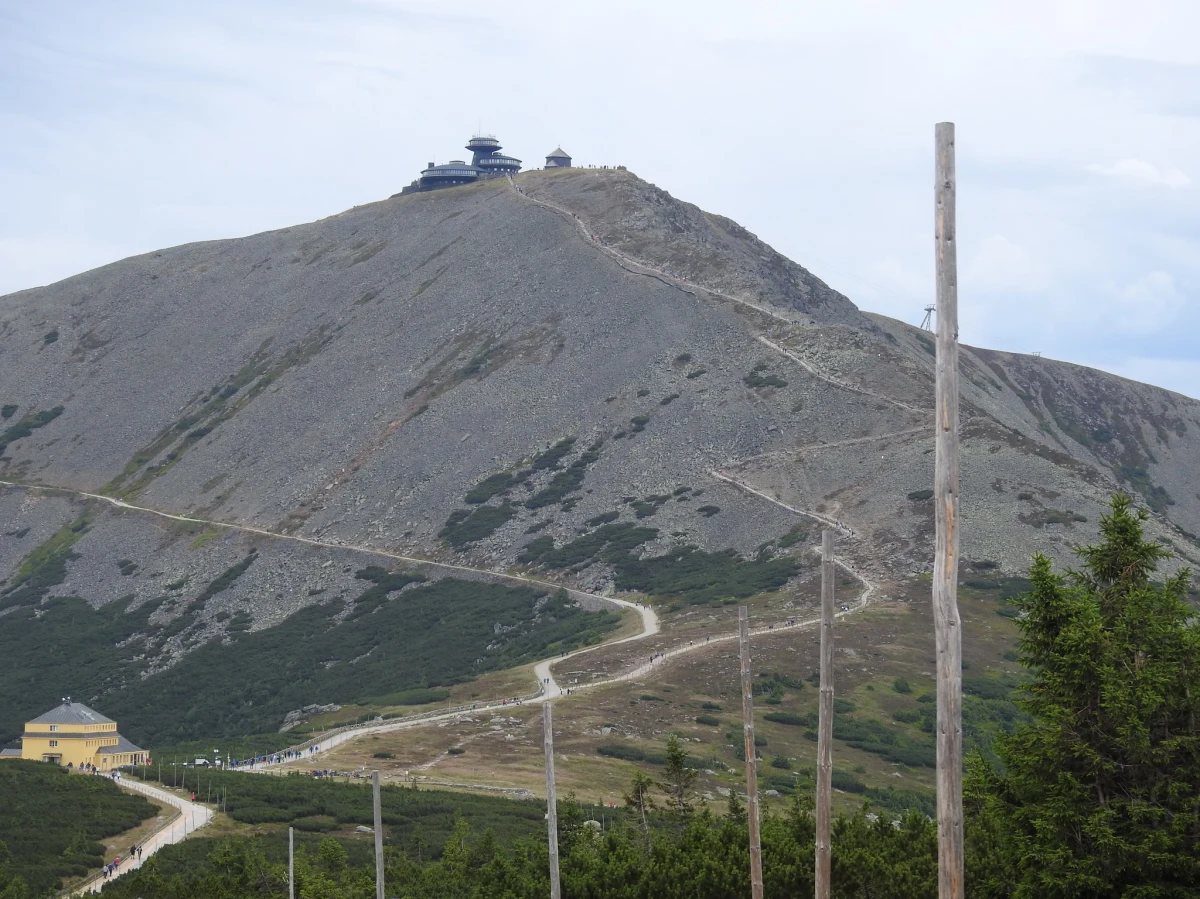 ​To będzie chłodny weekend w Karkonoszach. Wysoko w górach temperatury mogą spaść w niedzielę do 3 stopni Celsjusza. Trzeba się też liczyć z dość silnym wiatrem, który ma wiać z prędkością do 70 km/h. To spowoduje, że temperatura odczuwalna spanie poniżej zera.