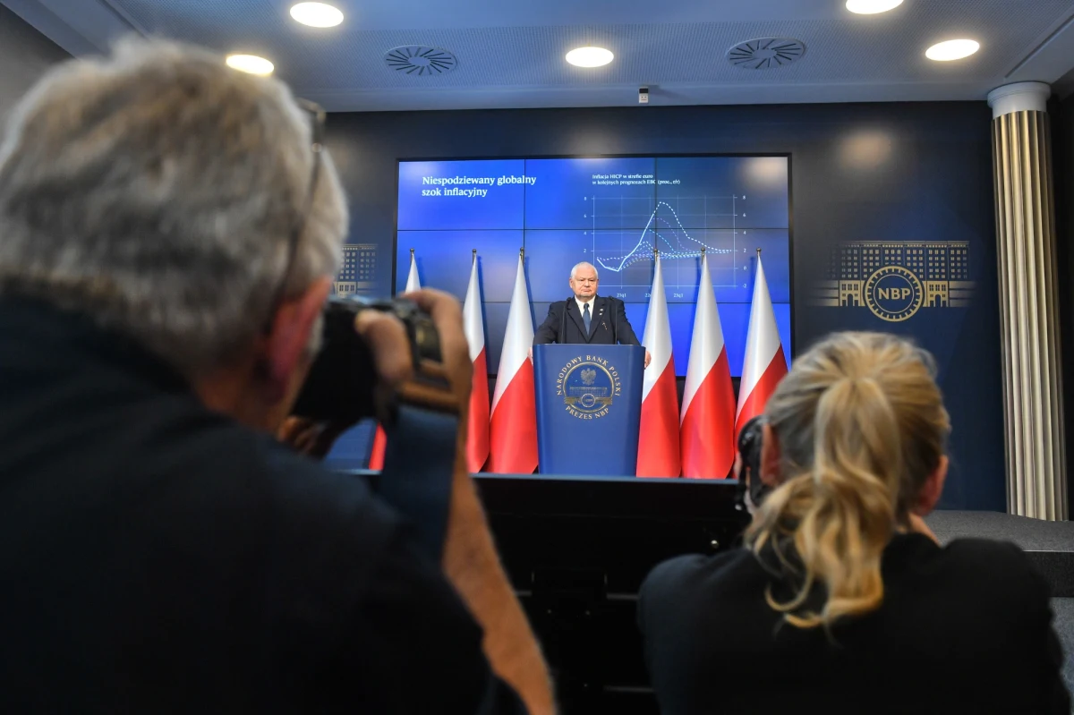 Departament prawny NBP przygotowuje pisma, aby pociągnąć do odpowiedzialności Tomasza Siemoniaka (PO) - powiedział prezes NBP Adam Glapiński. Dodał, że lider PO Donald Tusk "łgał" ws. ekspertyz prawnych w Kancelarii Prezydenta dot. kolejnej kadencji prezesa NBP.