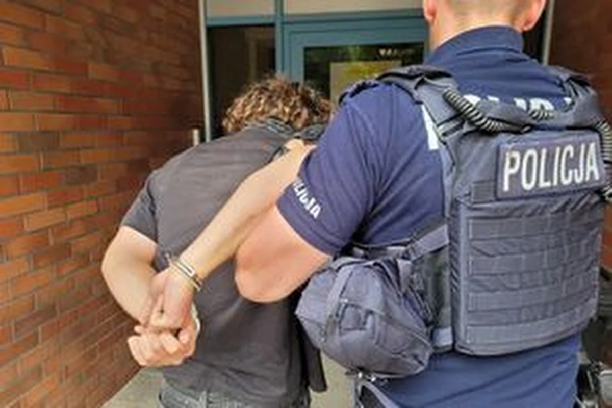 Nietypowy efekty kradzieży na plaży w Sopocie. Policja, dzięki pomocy 35-letniego turysty, zatrzymała 21-latka, który okradł jedną z plażowiczek. Okazało się, że był on poszukiwany... podobnie zresztą jak mężczyzna, który pomógł go złapać. 