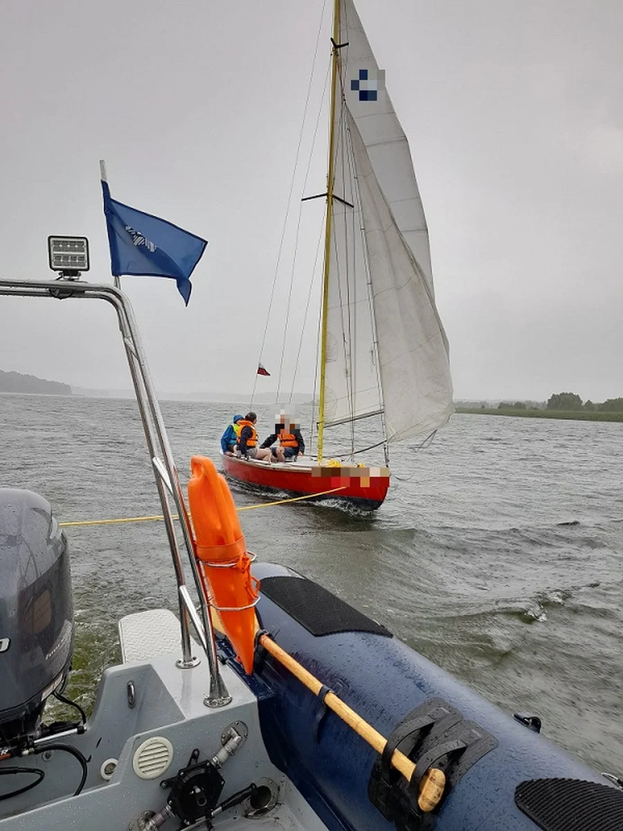 Funkcjonariusze z Olecka wracając łodzią z pokazu ratownictwa pomogli dwóm młodym kajakarzom, którzy nie mieli sił dopłynąć do brzegu. Natomiast w Ostródzie na jeziorze Drwęckim policyjni wodniacy pomogli załodze żaglówki, która miała uszkodzony maszt.