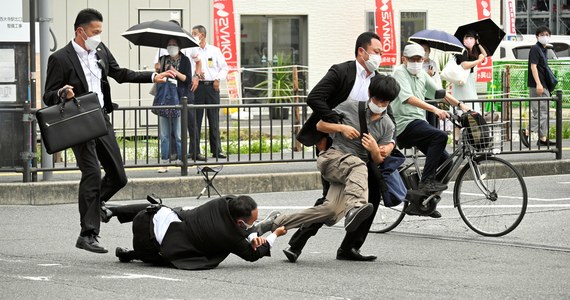 Podejrzany o zabójstwo byłego premiera Japonii Shinzo Abego przyznał się do winy i przekazał, że nie miało ono podłoża politycznego. Zamachowiec Tetsuya Yamagami sądził, że Abe był członkiem bliżej nieokreślonej organizacji, do której zabójca żywił urazę - przekazała policja. 