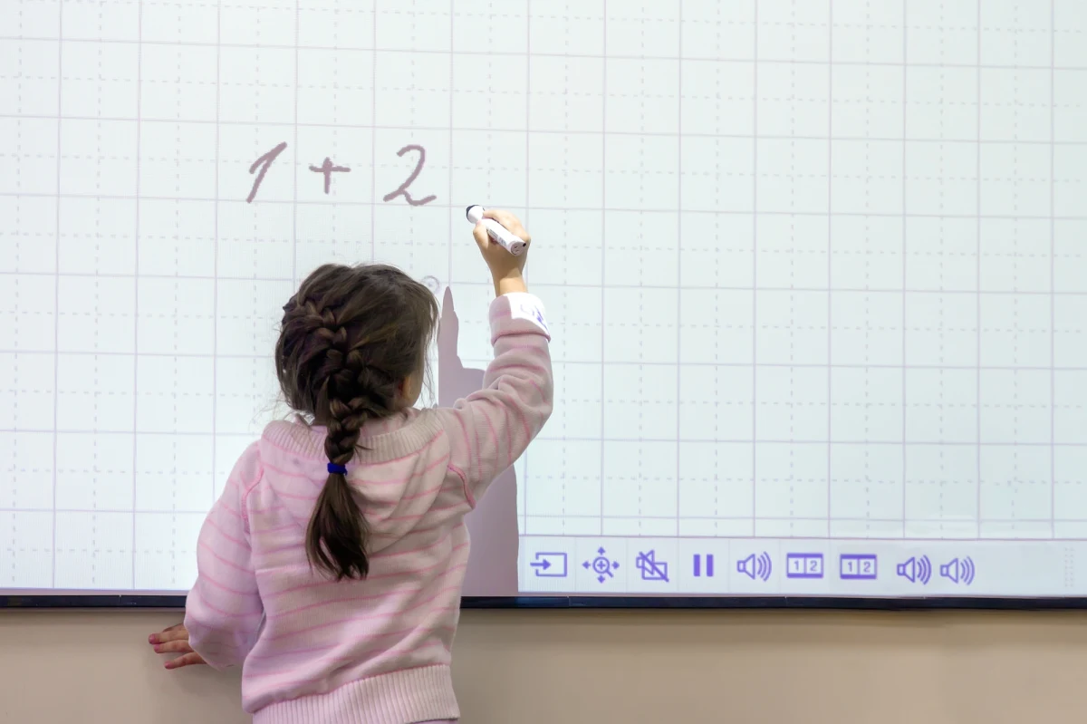 22 łódzkie szkoły nie dostaną 560 tys. zł na zakup interaktywnych pomocy naukowych z rządowego programu "Aktywna Tablica". Zdecydowała drobnostka: na załącznikach do wniosku zabrakło podpisów. Chociaż zbiorczy wniosek był podpisany, to Łódź nie dostanie pieniędzy.

