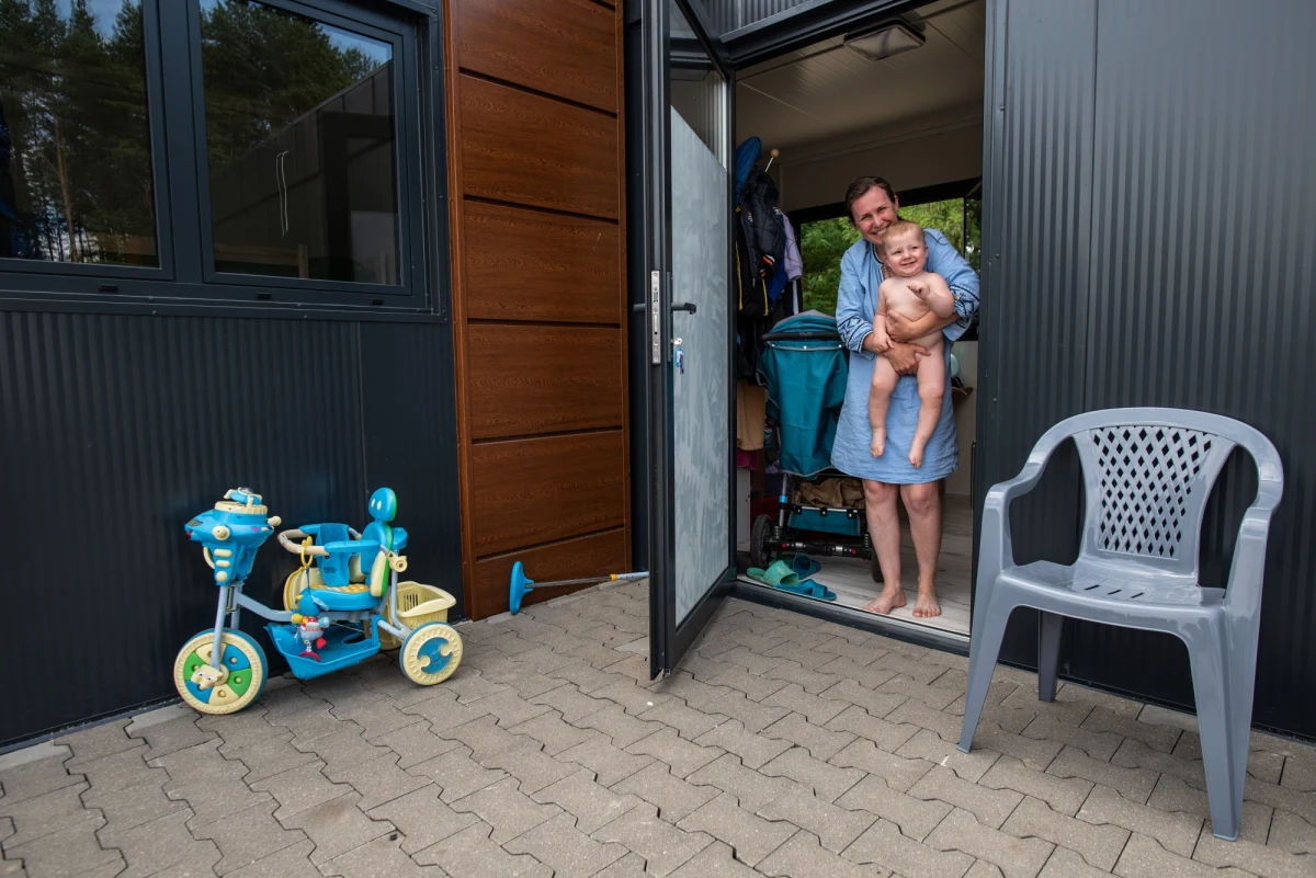 Ponad 30 niepełnosprawnych dzieci z Ukrainy z rodzinami mieszka w osiedlach kontenerowych w Bondyrzu i Białobrzegach niedaleko Zamościa. Pawilony wybudowało Stowarzyszenie Pomocy Dzieciom Niepełnosprawnym "Krok za krokiem" dzięki wsparciu darczyńców, a pobyt uchodźców współfinansuje polski rząd i PFRON.

