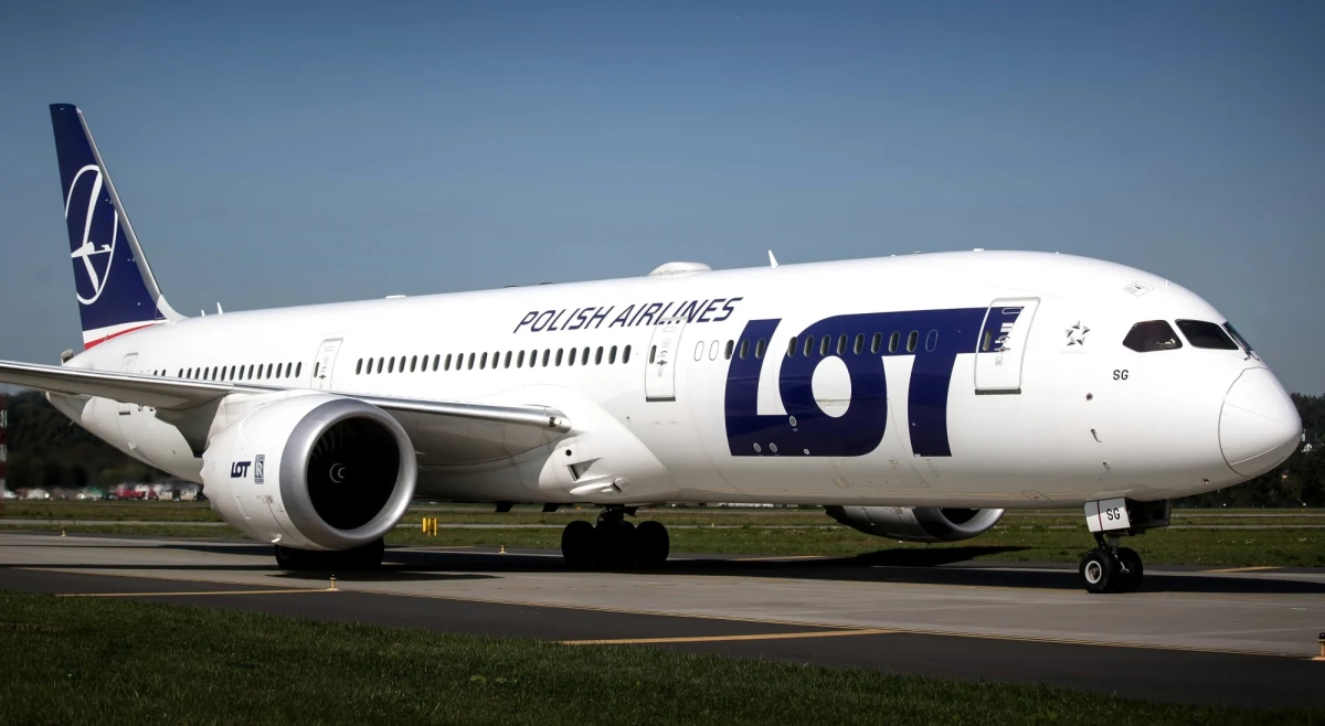 Od 18 lipca do końca sierpnia LOT odwołuje wybrane połączenia "nocujące" do Amsterdamu, Mediolanu, Hamburga, Goteborga i Lublina - poinformowała spółka. Ponadto zmienią się godziny lotów do Koszyc, Ostrawy i Tel-Awiwu, a częstotliwość rejsów do Bejrutu zostanie zmniejszona. 
