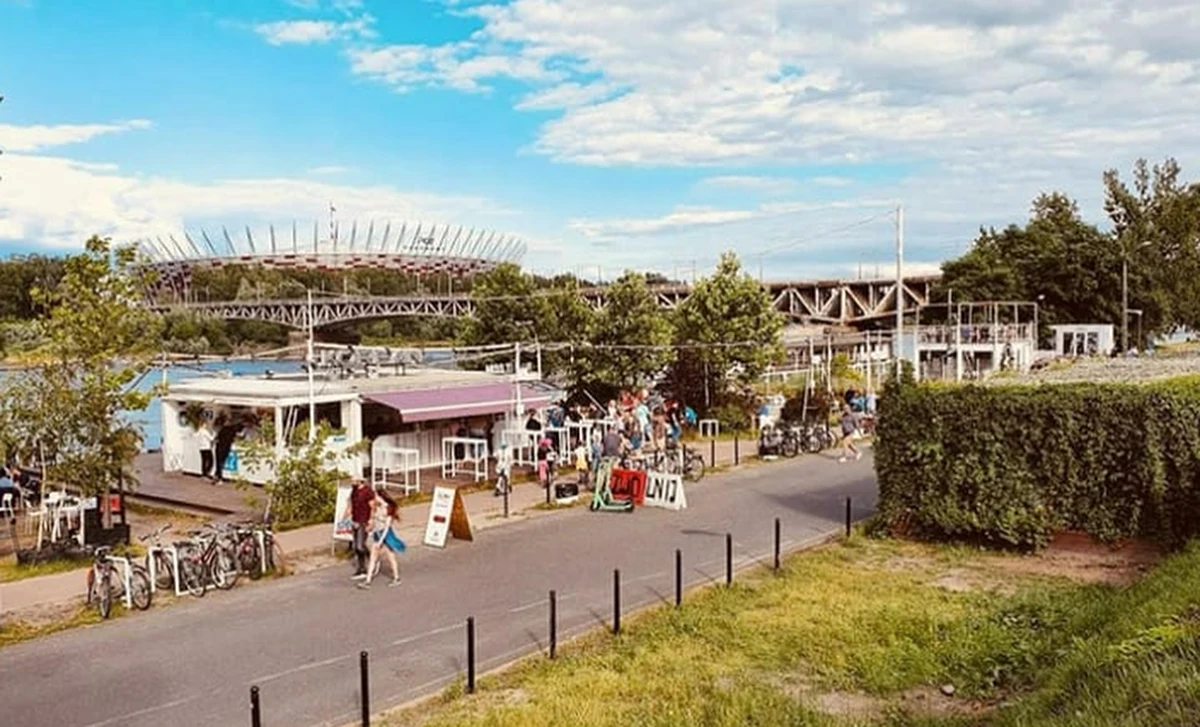 Po ośmiu latach popularny nad Wisłą klub Plac Zabaw znika z mapy Warszawy. Nie wziął udziału w konkursie na dzierżawę tego terenu. Teraz pojawią się tam foodtrucki.

