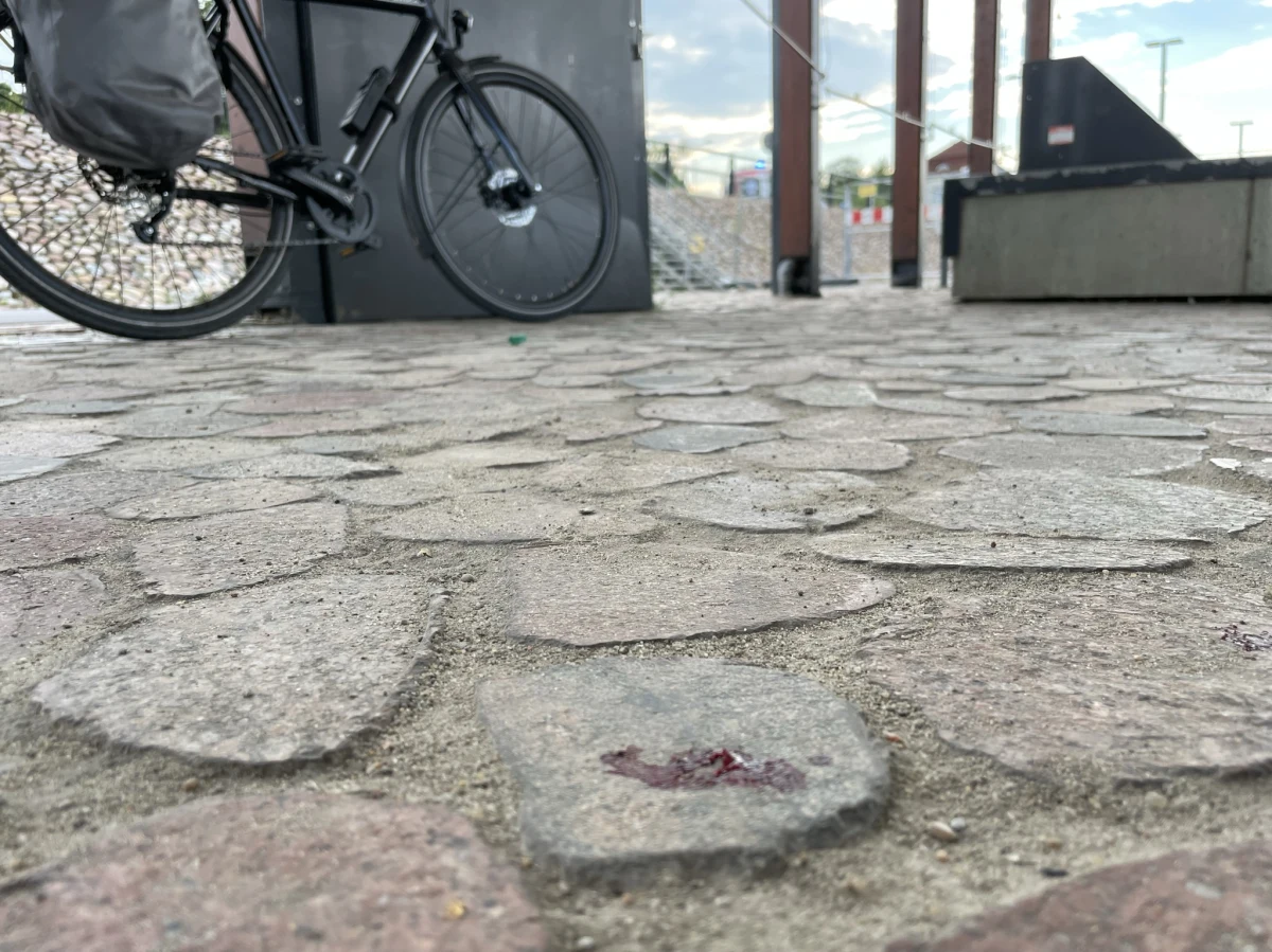 Nie będzie ratowników WOPR na miejskim odcinku Wisły w Warszawie. Miasto nie ma podpisanej umowy z fachowcami od bezpieczeństwa nad wodą. I to w miejscu, w którym odpoczywają tysiące warszawiaków i turystów. Ratusz tłumaczy, że od początku tego roku na warszawskim odcinku jeszcze nikt nie utonął. Dodatkowo wszędzie obowiązuje zakaz kąpieli.

