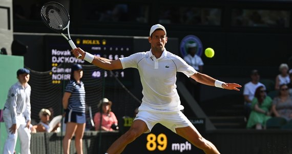 Serb Novak Djoković pokonał Brytyjczyka Camerona Norriego 2:6, 6:3, 6:2, 6:4 i zameldował się w wielkim finale tenisowego Wimbledonu. Turniejowa "jedynka" wygrywa rywalizację w Londynie od 2018 roku. Puchar może unieść po raz czwarty z rzędu.