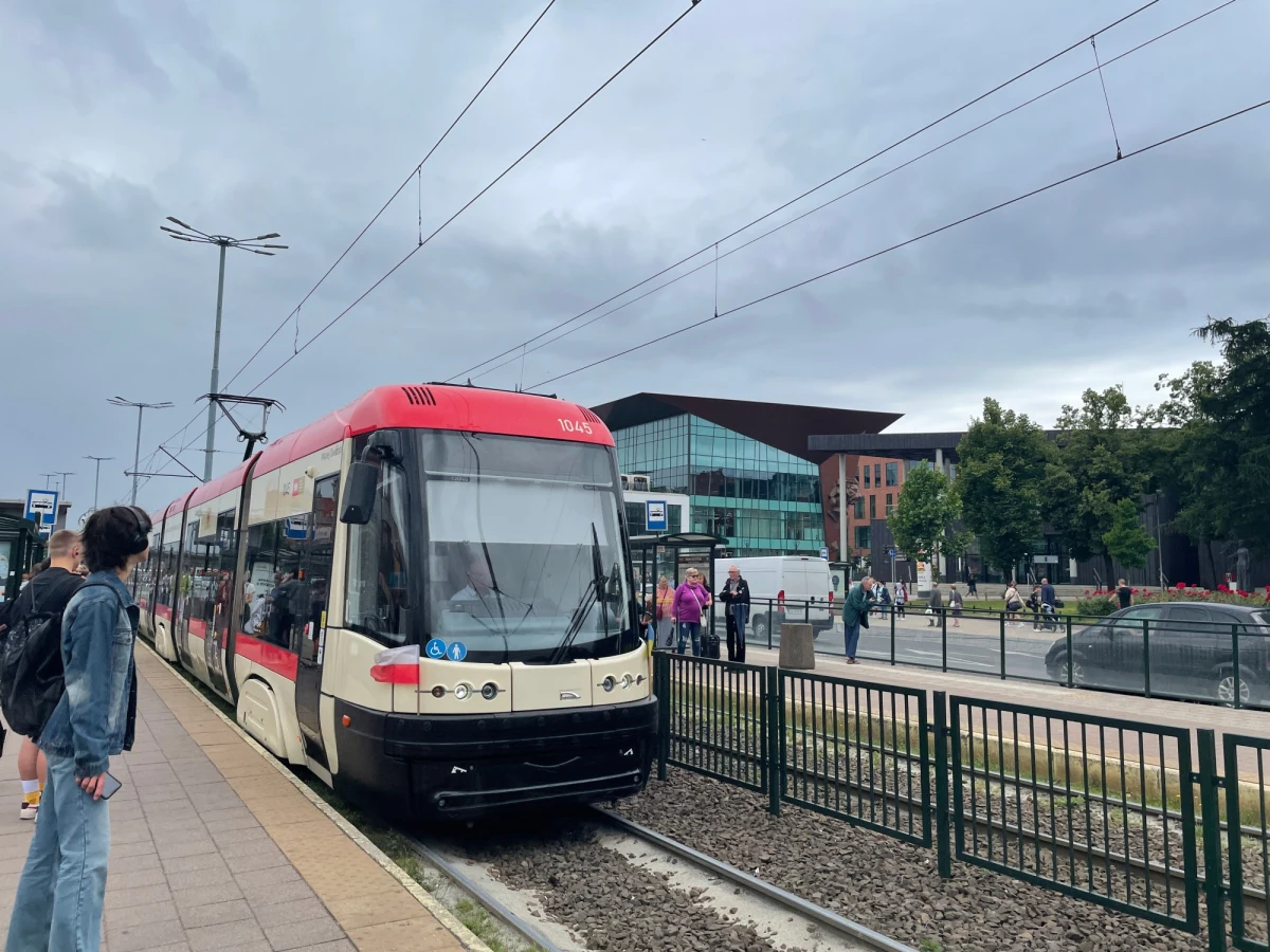 Trwa modernizacja gdańskich tramwajów Pesa Swing. Do tej pory zakończono odnawianie sześciu z 35 składów, w których prowadzone będą prace. Wszystkie jeżdżące po Gdańsku Swingi mają przejść ten proces do końca 2024 roku.

