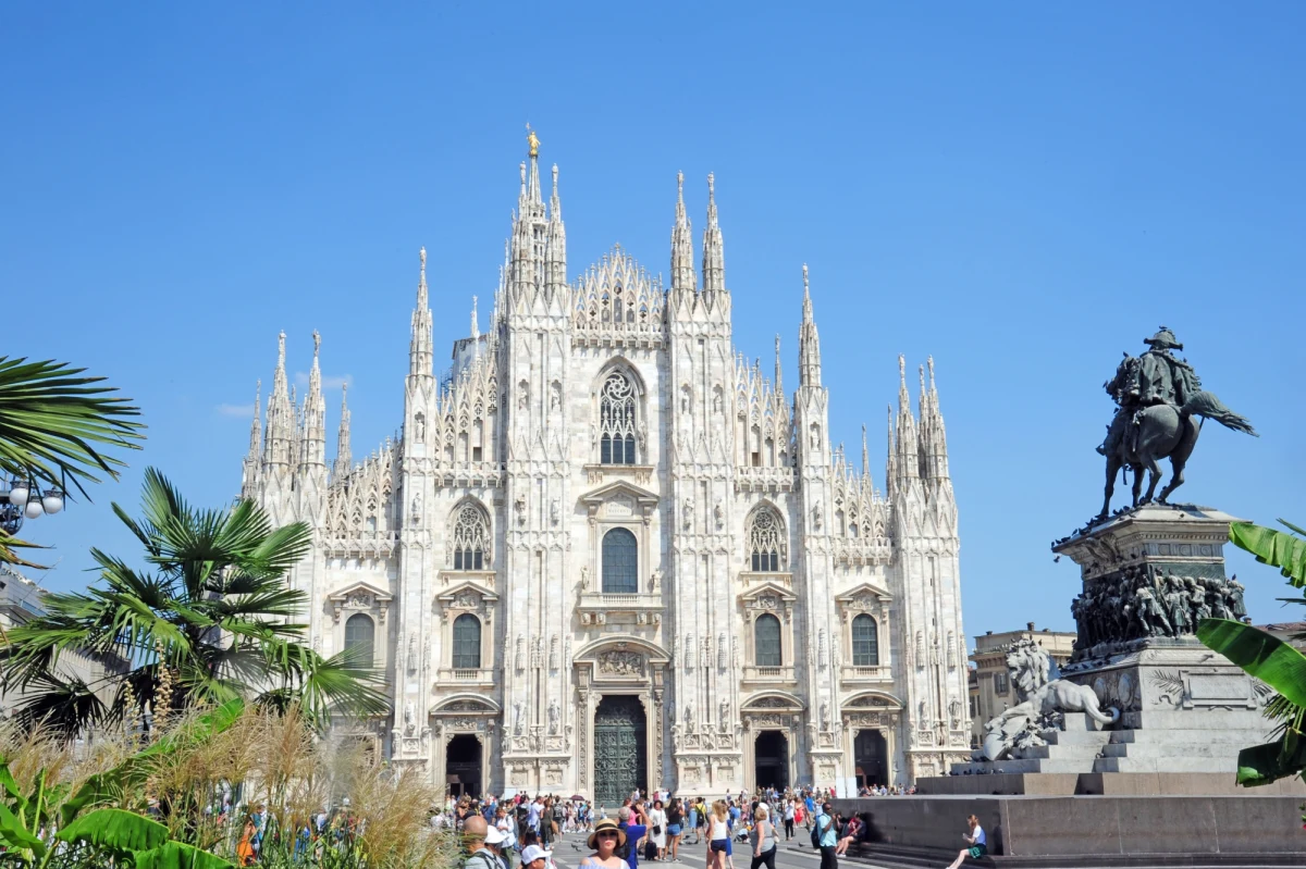 Burmistrz Mediolanu Giuseppe Sala mówi o cudzie - do stolicy Lombardii przyjeżdża obecnie tylu turystów, ilu przed pandemią. Od kwietnia do czerwca metropolię odwiedziło 2,5 miliona osób, co oznacza powrót do liczb z 2019 roku. To także kilka razy więcej niż przed rokiem.