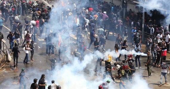 W trakcie masowych antyrządowych demonstracji w stolicy Sri Lanki Kolombo grupy protestujących wdarły się do siedziby prezydenta Gotabayi Rajapaksy - podały lokalne media. Głowa państwa musiała ratować się ucieczką z pałacu prezydenckiego, a według niektórych doniesień wyjechał już z kraju. Kilka dni temu premier Sri Lanki ogłosił bankructwo państwa. 