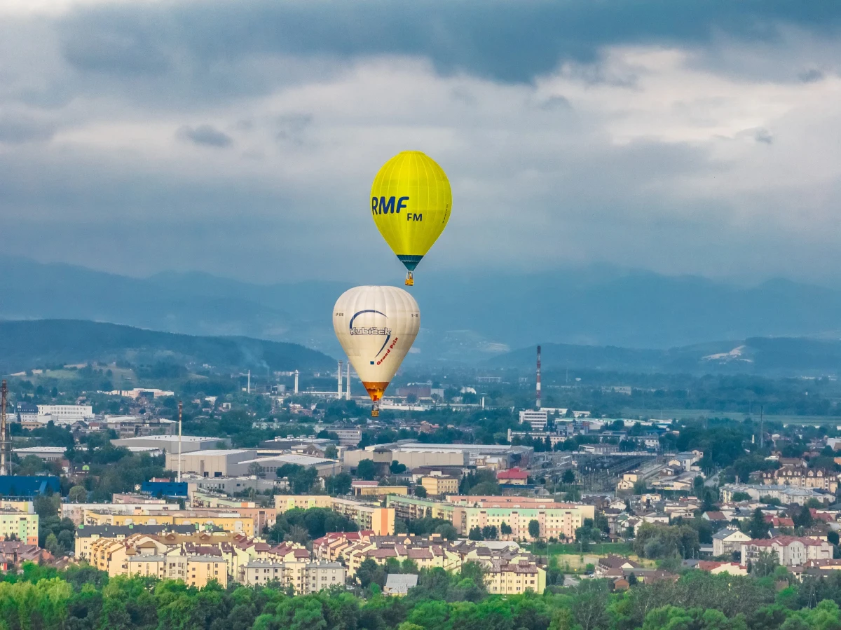 Na niebie w okolicach Nowego Sącza, Limanowej i w Pieninach do niedzieli można zobaczyć uczestników 1. Małopolskiego Festiwalu Balonowego. Do zmagań o Puchar Marszałka Województwa Małopolskiego, który jest główną nagrodą pierwszej edycji "Odlotowej Małopolski", zgłosiło się 12 pilotów wraz z załogami.