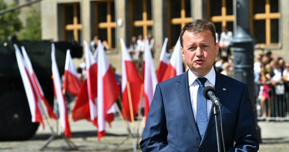 "Będziemy zwiększać liczbę miejsc na uczelniach wojskowych" - zapowiedział wicepremier, minister obrony narodowej Mariusz Błaszczak podczas promocji oficerskiej absolwentów Akademii Wojsk Lądowych we Wrocławiu. Uznał, że są oni "nadzieją Wojska Polskiego i nadzieją naszej ojczyzny".