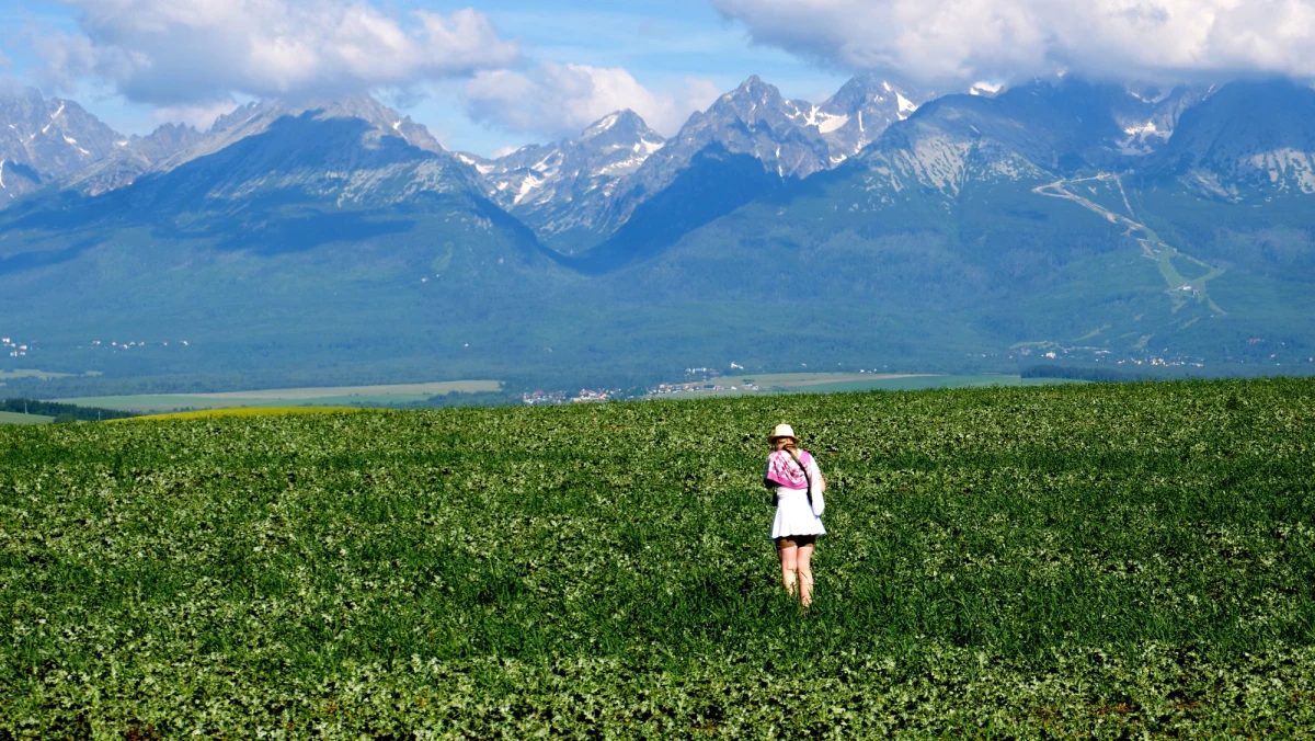 Spływ Dunajcem to jedna z najbardziej znanych atrakcji turystycznych w Polsce, zaś Przełom Dunajca to niewątpliwie najbardziej urokliwe miejsce w Małopolsce, dzielone od wieków z bratnim narodem Słowackim. Każdy w starszym, średnim czy młodszym pokoleniu przynajmniej raz w życiu powinien zasmakować tej niesamowitej przygody. Wielu Polaków pojedzie do przystani flisackiej w Sromowcach Kątach lub w Sromowcach Niżnych, ale będąc na miejscu warto wykorzystać okazję i popłynąć Dunajcem na słowackich tratwach prowadzonych przez prawdziwych słowackich flisaków w iście słowackim stylu. Nie pożałujecie. Autor tego artykuły miał taką okazję zupełnie niedawno.
