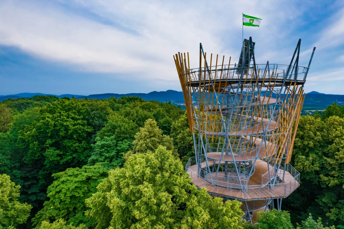 ​Dziś otwarto wieżę widokową na Wzgórzu Gedymina w Szczawnie-Zdroju na Dolnym Śląsku. Będą mogli na nią wjechać rodzice z wózkami dziecięcymi, a także osoby z niepełnosprawnościami. Wieża ma ponad trzydzieści pięć metrów wysokości.