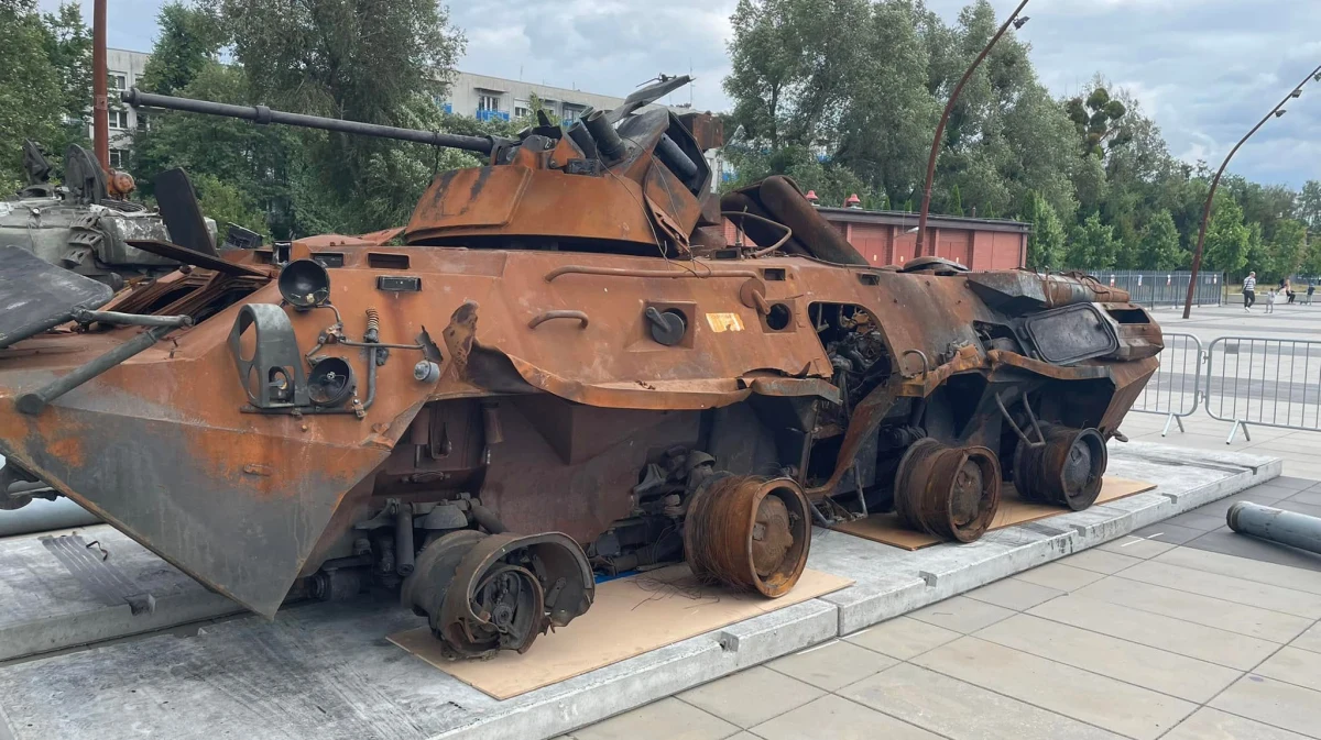 ​Niecodzienną ekspozycję zatytułowaną "Za wolność waszą i naszą" można oglądać przy Centrum Historii Zajezdnia we Wrocławiu. To rosyjskie pojazdy pancerne zniszczone podczas inwazji na Ukrainę.