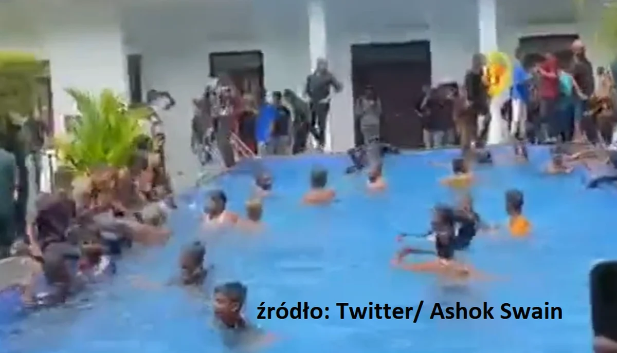 Sri Lanka pogrążona w chaosie. Według lokalnych mediów, w trakcie antyrządowych protestów w stolicy kraju Kolombo manifestanci wdarli się do siedziby prezydenta Gotabayi Rajapaksy. Na nagraniach, które krążą po sieci, widać, jak protestujący pływają w basenie polityka.