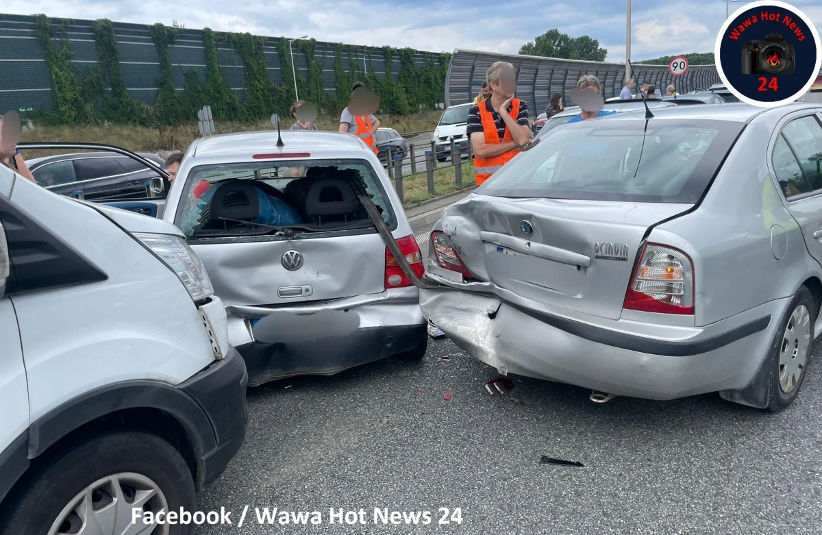 Do karambolu doszło w sobotę po południu na trasie S8 w Warszawie. Niemal w jednej chwili doszło tam do trzech kolizji, w których mogło brać udział nawet dziesięć aut. Prawdopodobnie nikt nie ucierpiał. Na trasie nie ma już utrudnień. 