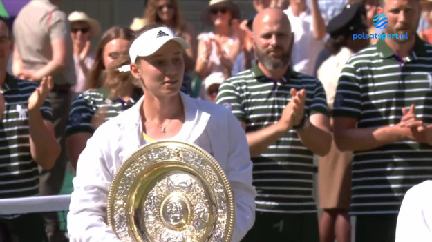 Jelena Rybakina wygrała 2:1 (3:6, 6:2, 6:2) z Ons Jabeur w finale Wimbledonu. - Przed meczem, w trakcie byłam bardzo zdenerwowana - mówiła reprezentantka Kazachstanu. Podziękowała też nieobecnym podczas finału rodzicom. - Bez was by mnie tu nie było - wypaliła, co spotkało się z żywą reakcją widowni.

Wszystkie mecze Wimbledonu zobaczysz na sportowych kanałach Polsatu i na platformie Polsat Box Go. 
Skróty i najciekawsze zagrania z turnieju obejrzysz w Interii Sport.

KLIKNIJ TUTAJ I ZOBACZ SKRÓTY ORAZ NAJCIEKAWSZE MOMENTY WIMBLEDONU 2022.

Obserwuj Interię Sport i bądź na bieżąco!