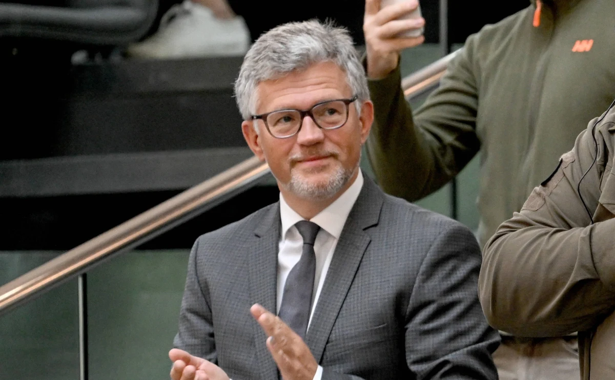 ​Prezydent Ukrainy Wołodymyr Zełenski zwolnił pięciu ambasadorów ukraińskich, w tym przedstawiciela w Niemczech Andrija Melnyka - wynika z dekretów szefa państwa. Dyplomata rezydujący w Berlinie był ostatnio mocno krytykowany, m.in. za obronę Stepana Bandery.