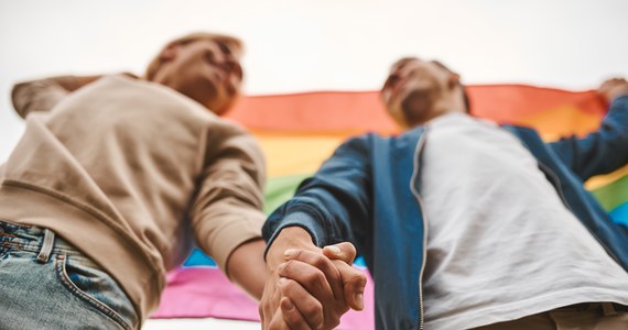 Zakaz zawierania małżeństw i zakaz adoptowania dzieci przez pary tej samej płci są niezgodne z konstytucją - orzekł Sąd Konstytucyjny Słowenii.