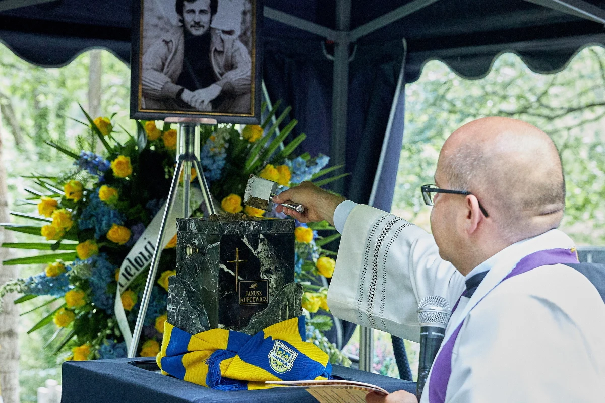 Były piłkarz reprezentacji Polski Janusz Kupcewicz został pochowany w sobotę na cmentarzu w Gdyni Witominie. Zmarłemu uczestnikowi mistrzostw świata w 1982 roku towarzyszyli rodzina, przyjaciele, koledzy z boiska, piłkarscy działacze, przedstawiciele urzędu miasta oraz kibice.