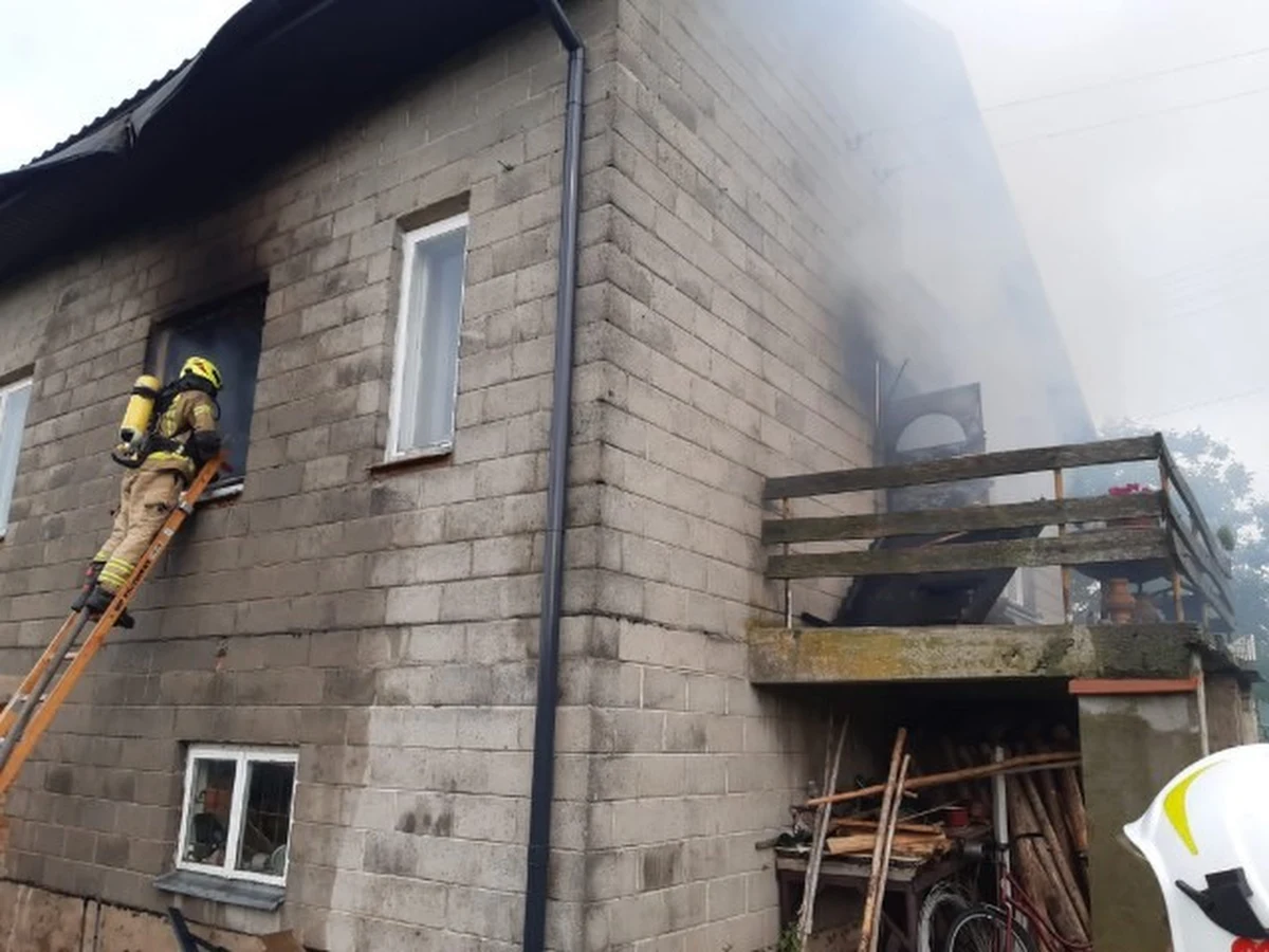 ​Tragiczny w skutkach pożar w miejscowości Kapałów w powiecie koneckim, w województwie świętokrzyskim. Nie żyje jedna osoba. Strażacy dogaszają dom jednorodzinny.