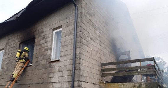​Tragiczny w skutkach pożar w miejscowości Kapałów w powiecie koneckim, w województwie świętokrzyskim. Nie żyje jedna osoba. Strażacy dogaszają dom jednorodzinny.