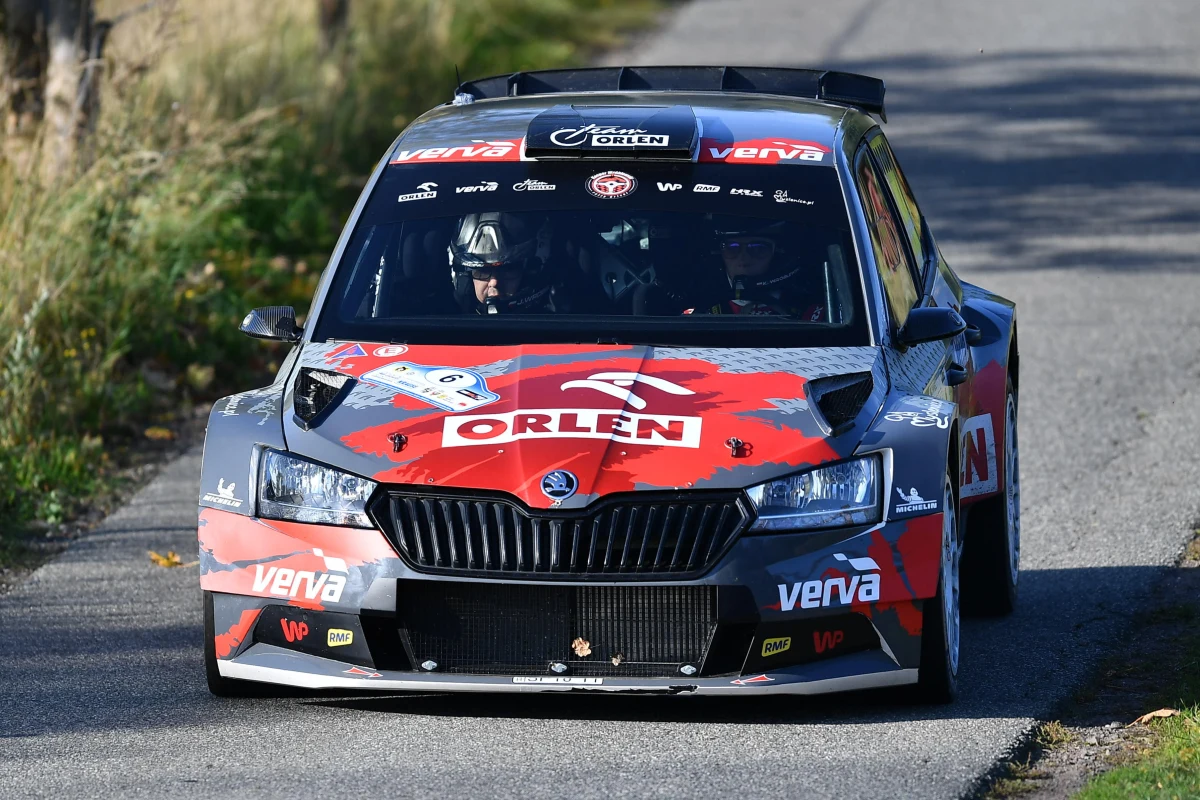 Kacper Wróblewski (Skoda Fabia Rally2), kierowca Orlen Teamu, zajął szóste miejsce w Rajdzie Żmudzi, czwartej rundzie samochodowych mistrzostw Polski. Wróblewski umocnił się na trzecim miejscu w klasyfikacji generalnej. Rajd wygrał lider klasyfikacji generalnej mistrzostw Szwed Tom Kristensson (Hyundai I20 R5).