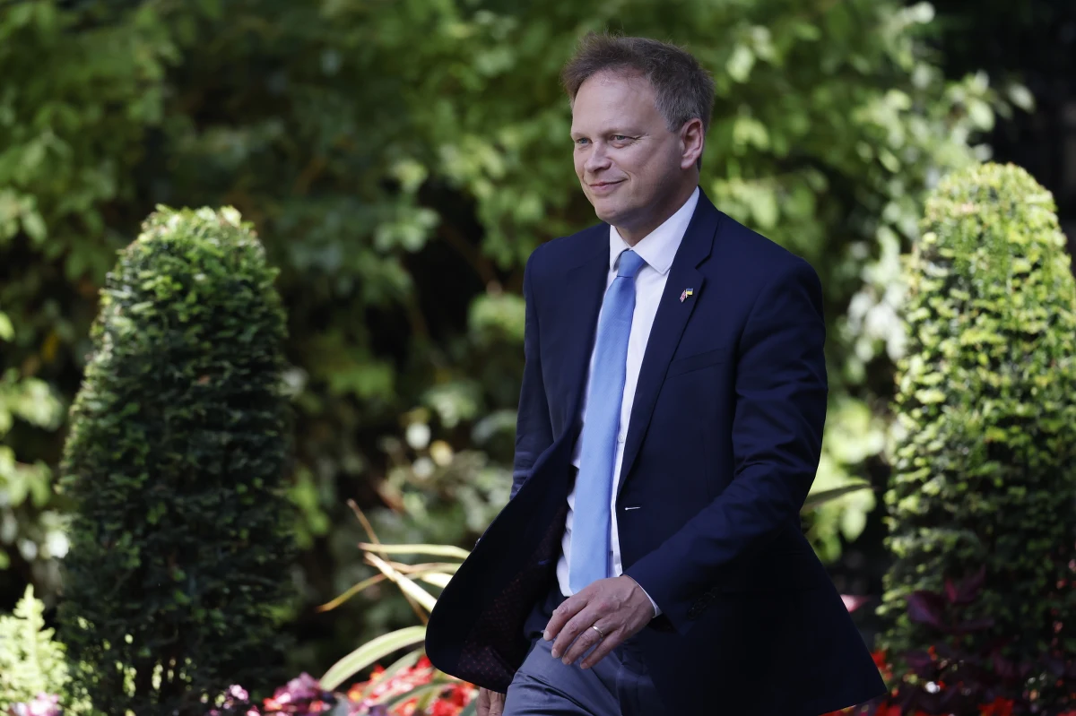 W Wielkiej Brytanii rozpoczął się wyścig o fotel lidera Partii Konserwatywnej i urząd premiera w związku z rezygnacją Borisa Johnsona. Minister transportu Grant Shapps i nowy minister finansów Nadhim Zahawi ogłosili w sobotę, że będą się ubiegać o te stanowiska.