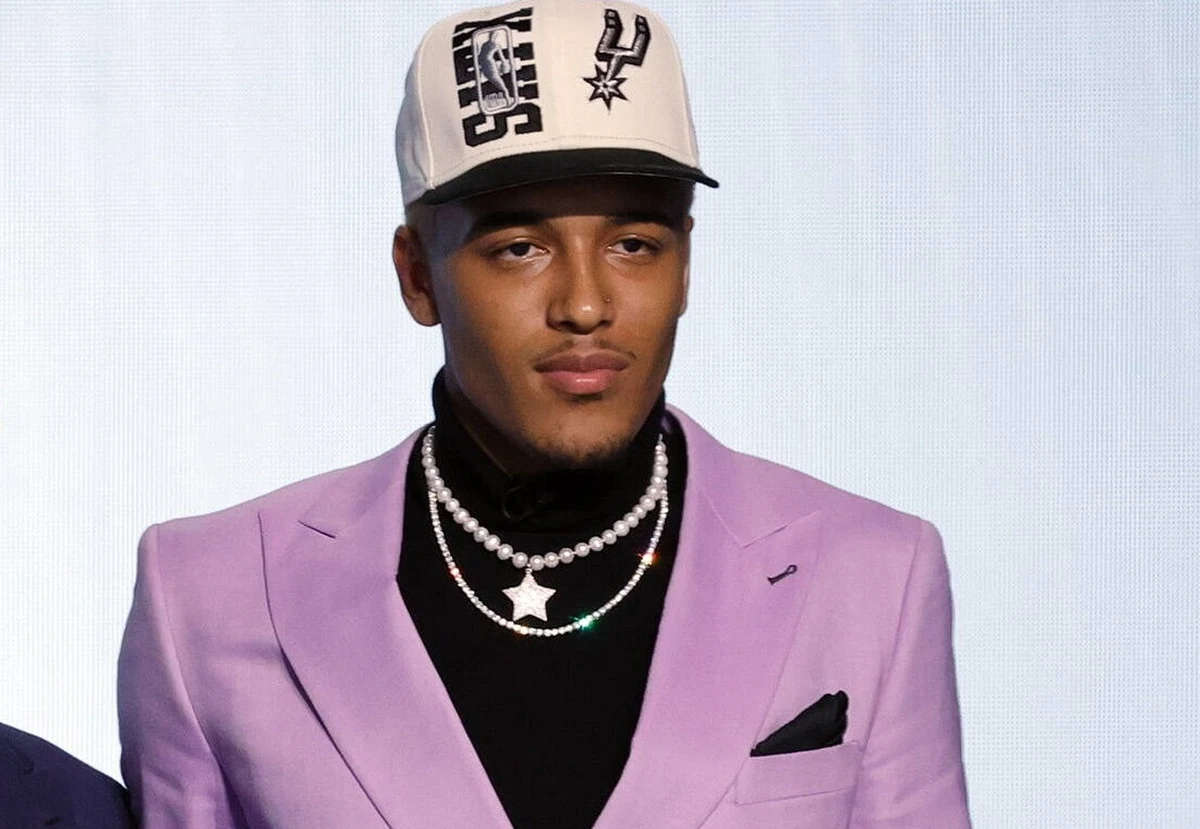 ​Jeremy Sochan, wybrany przez San Antonio Spurs z numerem dziewiątym w drafcie do koszykarskiej ligi NBA, choć na debiut w barwach Spurs będzie musiał poczekać do jesieni, to już podpisał czteroletni kontrakt, z którego dwa lata są w pełni gwarantowane - poinformował klub z Teksasu.