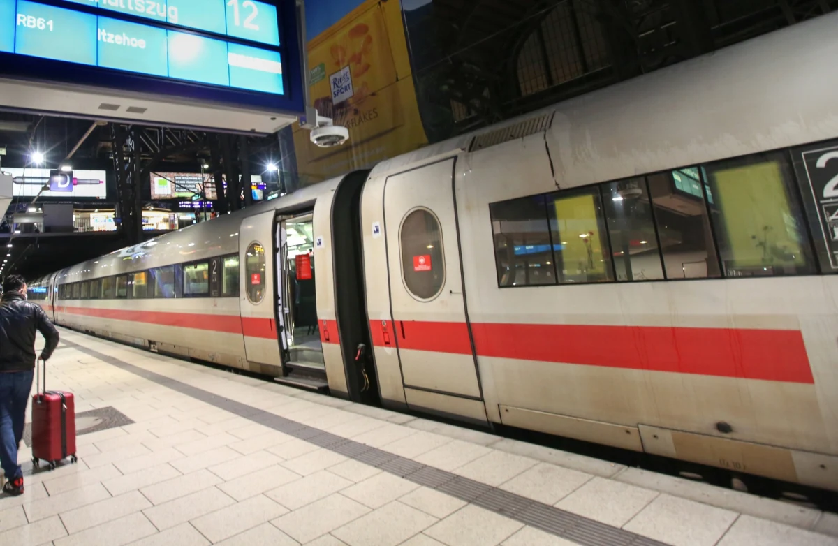 Z powodu zagrożenia bombowego zatrzymano i ewakuowano pociąg jadący z Hamburga na wyspę Sylt. Ewakuowano 350 pasażerów - informuje portal tygodnika "Spiegel". 