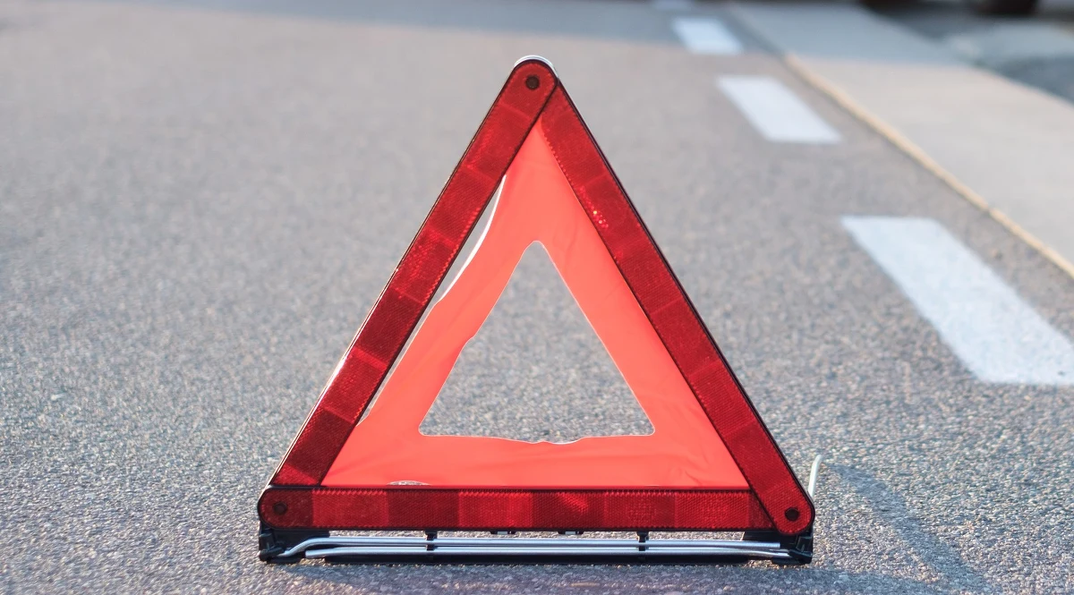 26-letni kierowca zginął w sobotę wieczorem w Olecku (warmińsko-mazurskie), po tym jak stracił panowanie nad autem i uderzył w drzewo - podał rzecznik Komendy Powiatowej Policji w Olecku sierż. sztab. Piotr Krat.