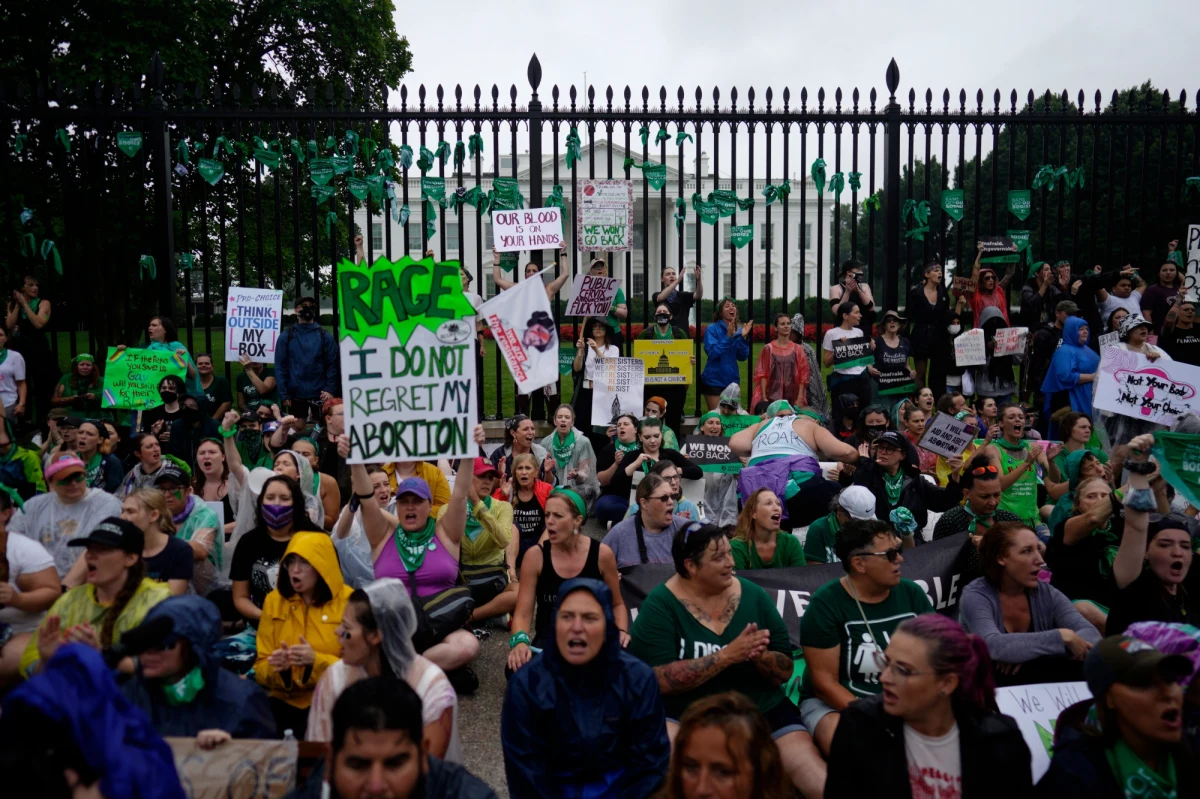 Około 1000 osób - jak oceniła policja - demonstrowało w sobotę przed Białym Domem domagając się od prezydenta Joe Bidena bardziej zdecydowanej obrony prawa do aborcji.