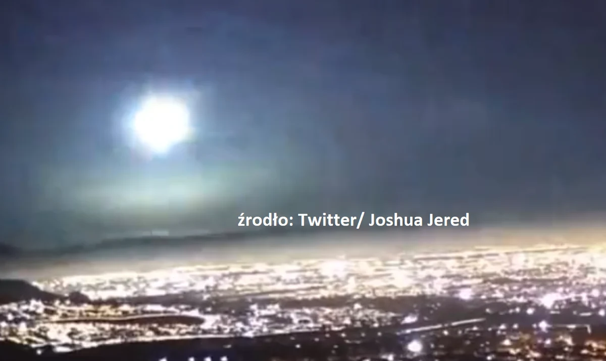 Nocne niebo w Santiago, stolicy Chile rozświetlił meteor. Spektakularny rozbłysk mieszkańcy uchwycili za pomocą kamer.  