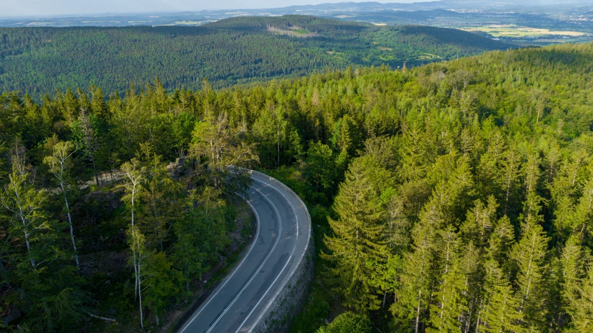 ​Dobra informacja dla turystów! Dwa tygodnie przed terminem otwarto remontowaną trasę ze Szklarskiej Poręby do Świeradowa-Zdroju.