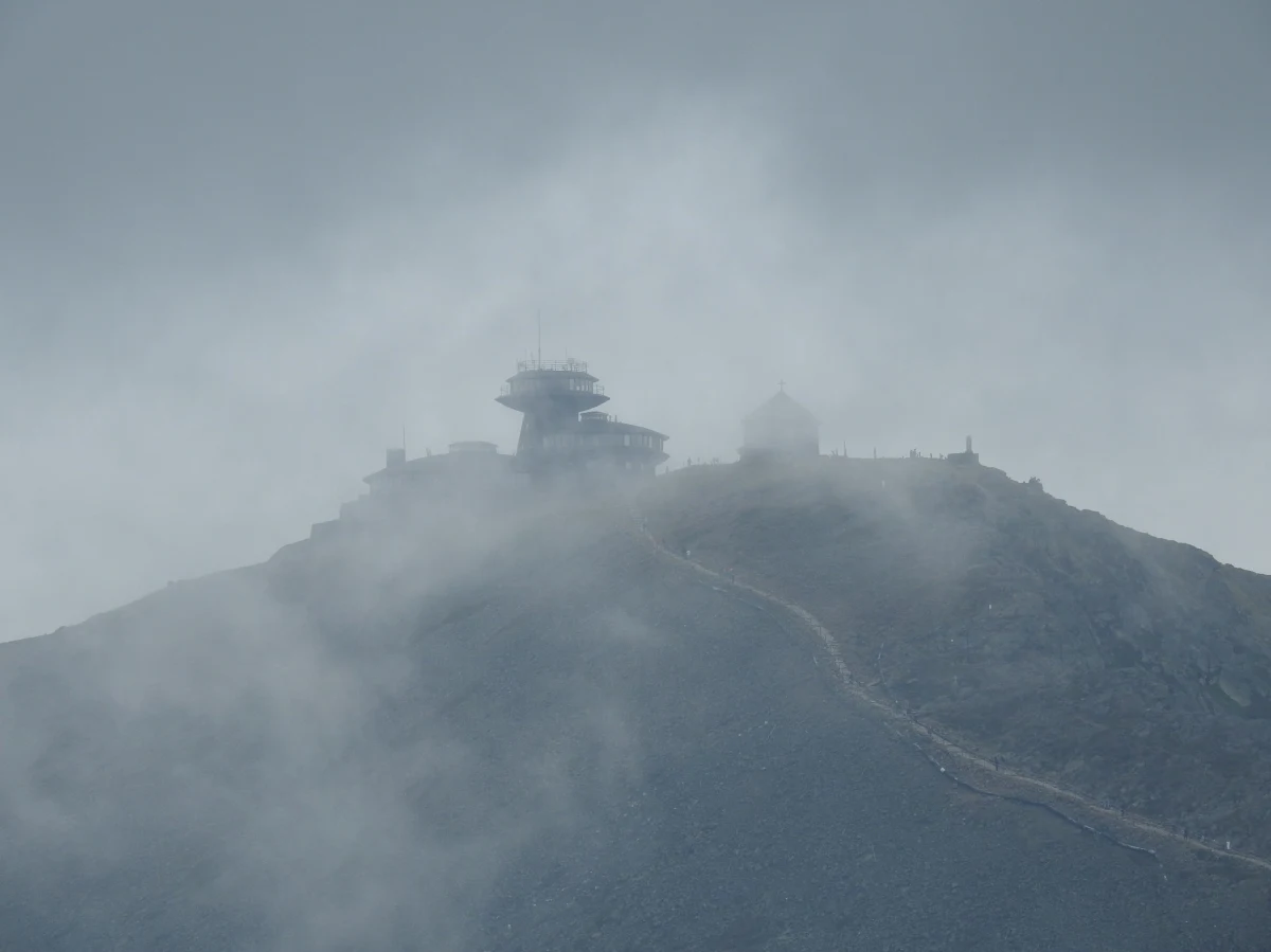 W Karkonoszach mogą się dziś pojawić przelotne opady śniegu. Temperatury - biorąc po uwagę, że mamy lato - są wysoko w górach bardzo niskie. Na co powinni przygotować się turyści?
