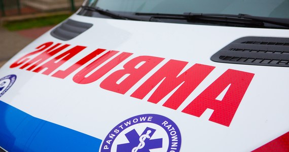 ​33-letni kierowca zginął w niedzielę w wypadku koło Działdowa (warmińsko-mazurskie), po tym jak samochód, który prowadził zderzył się bokiem z innym autem i wpadł do rowu - podała policja z Działdowa.